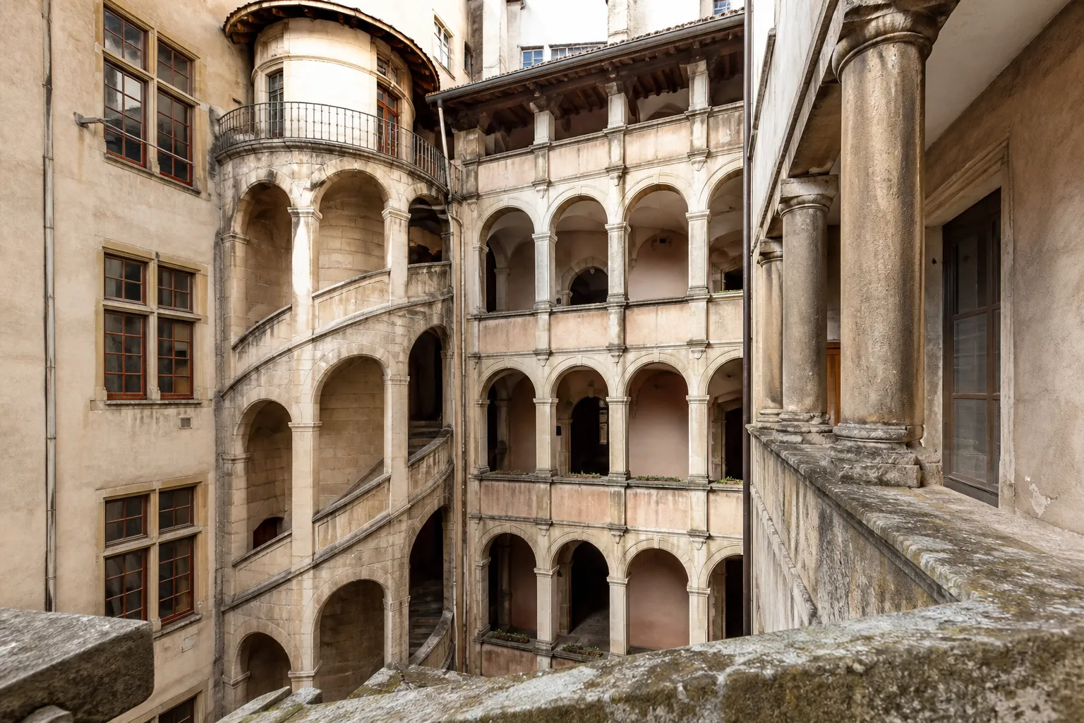 Cour interieure Renaissance avec escalier a vis et galeries dans le Vieux Lyon