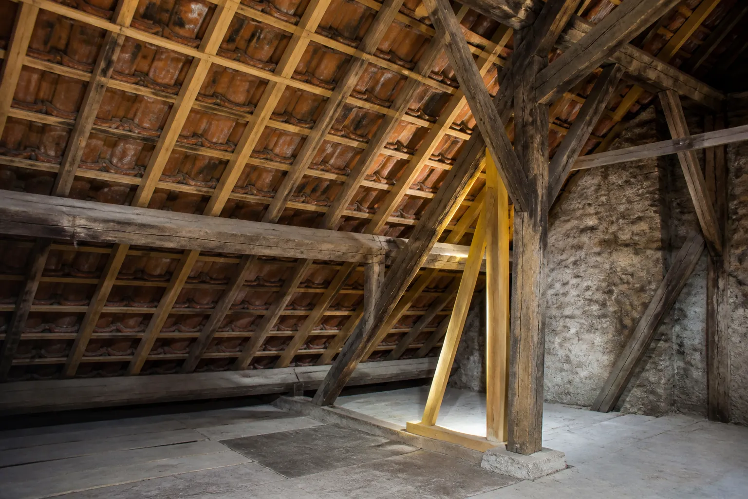 Combles d immeuble ancien avec face interieure des tuiles et liteaux en bois