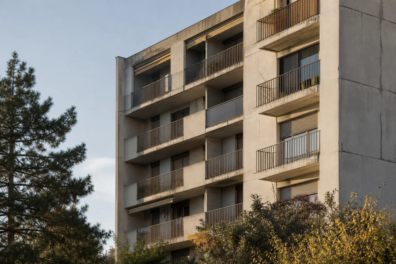 Residence en beton des annees 1970 avec balcons dans la banlieue de Lyon
