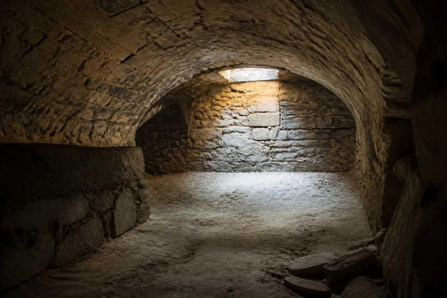 Cave voutee en pierre d un immeuble ancien lyonnais eclairee par un soupirail