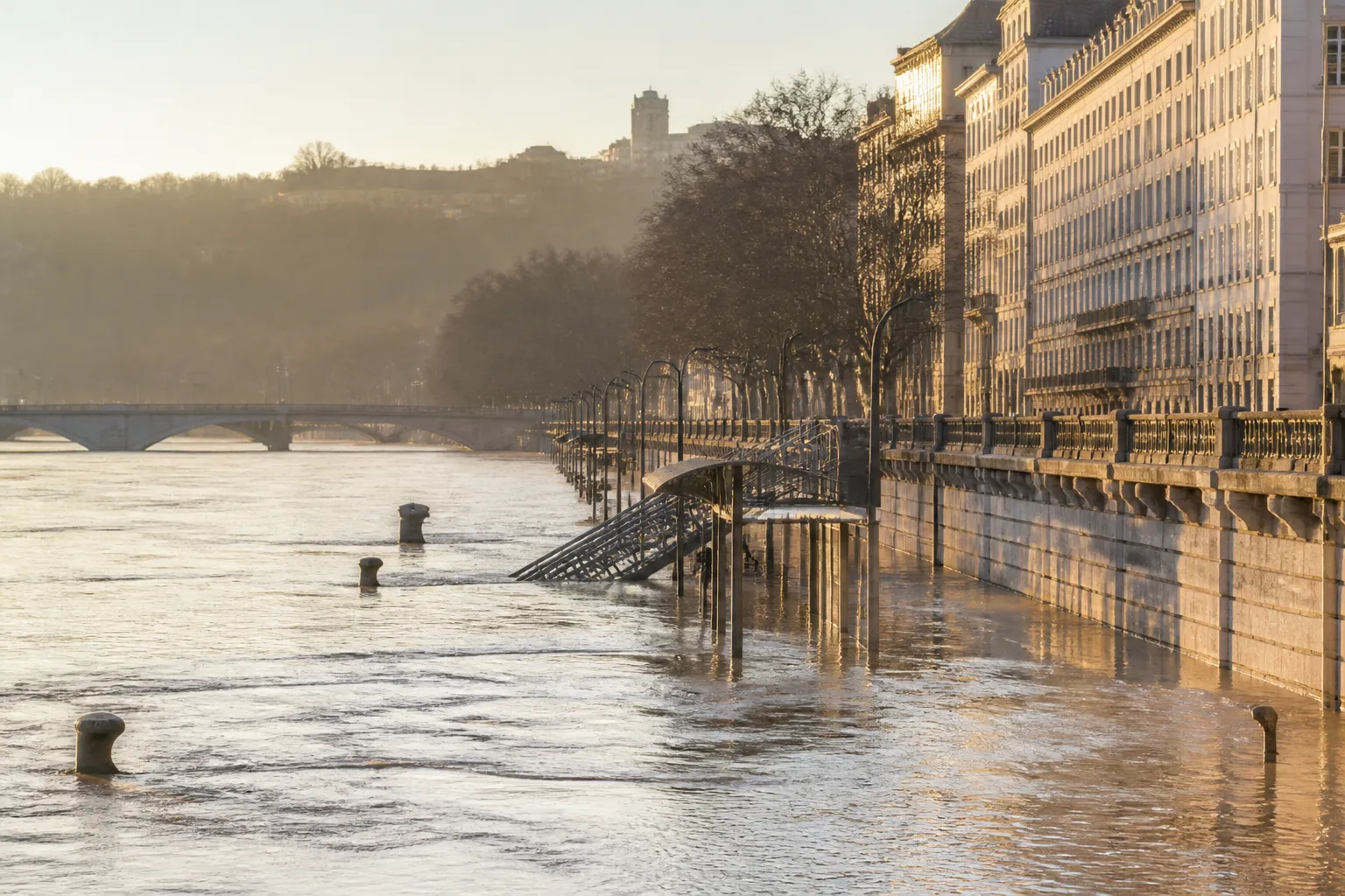 Quais du Rhone a Lyon lors d une montee des eaux avec bas port submerge