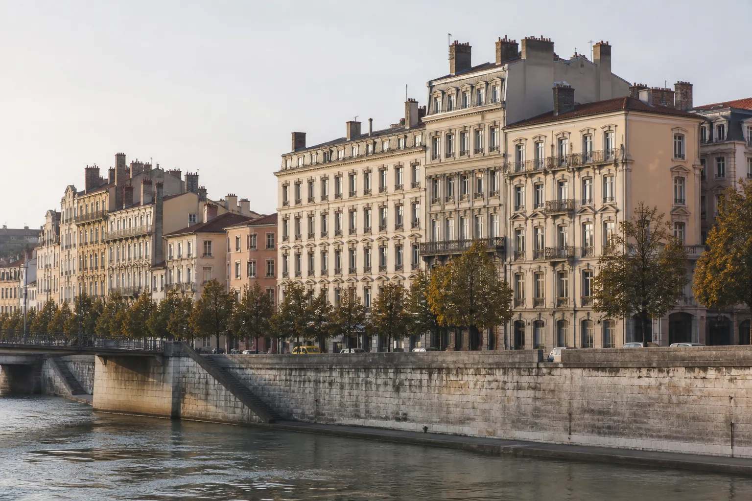 Quai bordant le Rhone a Lyon avec immeubles anciens en arriere plan