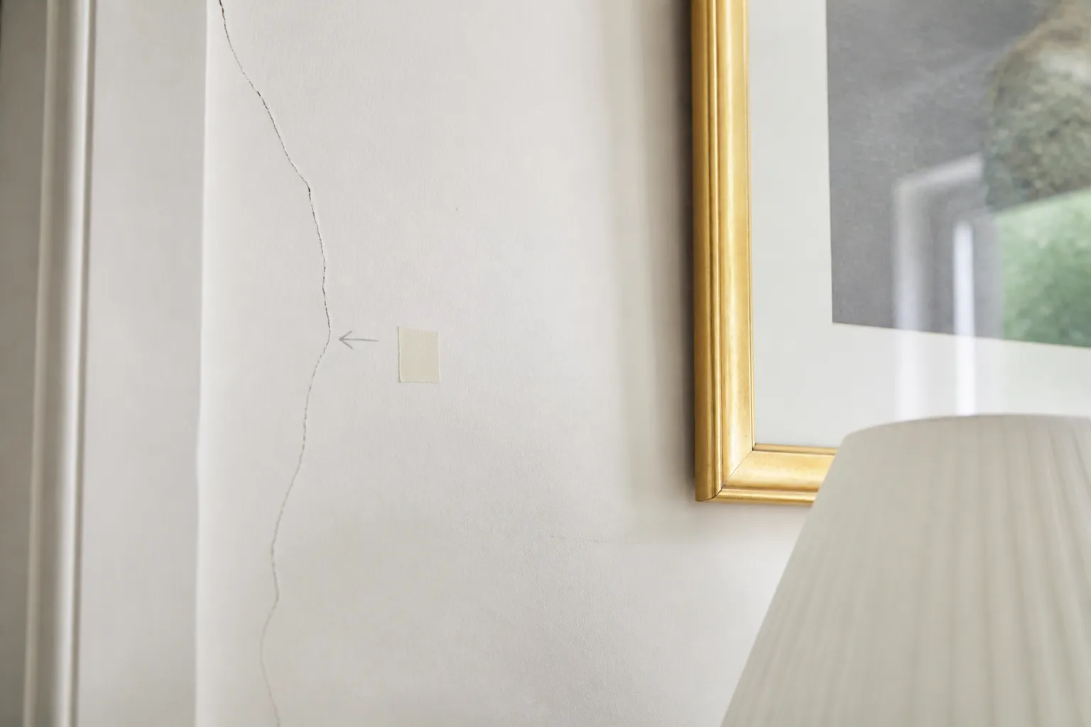 Mur interieur avec fissure recente et repere au crayon date