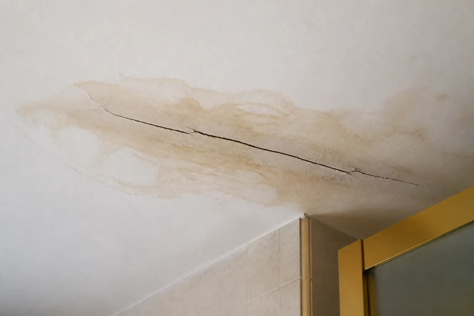 Aureole d humidite autour d une fissure au plafond sous une salle de bains