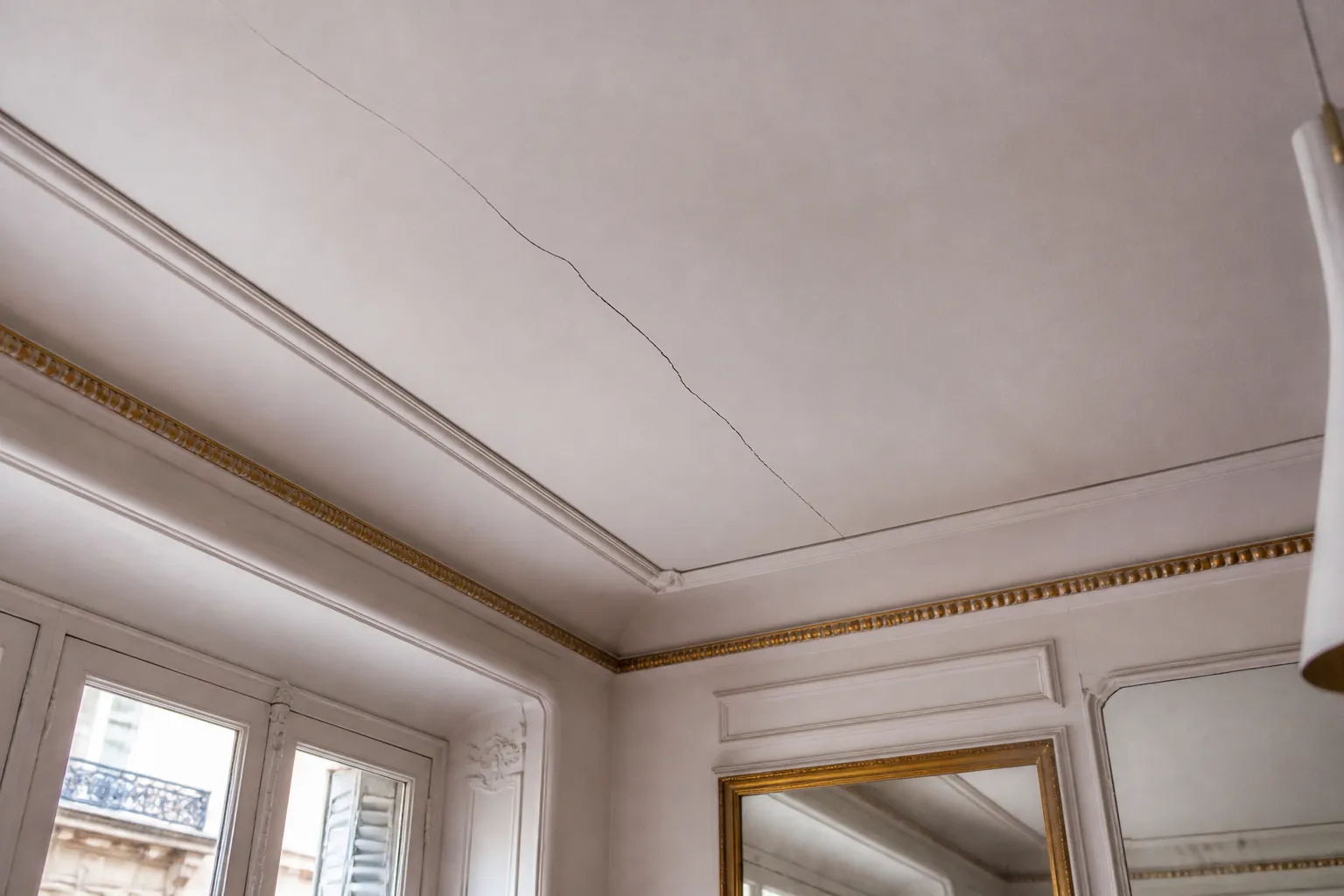 Plafond en platre d un appartement ancien lyonnais avec une fissure lineaire