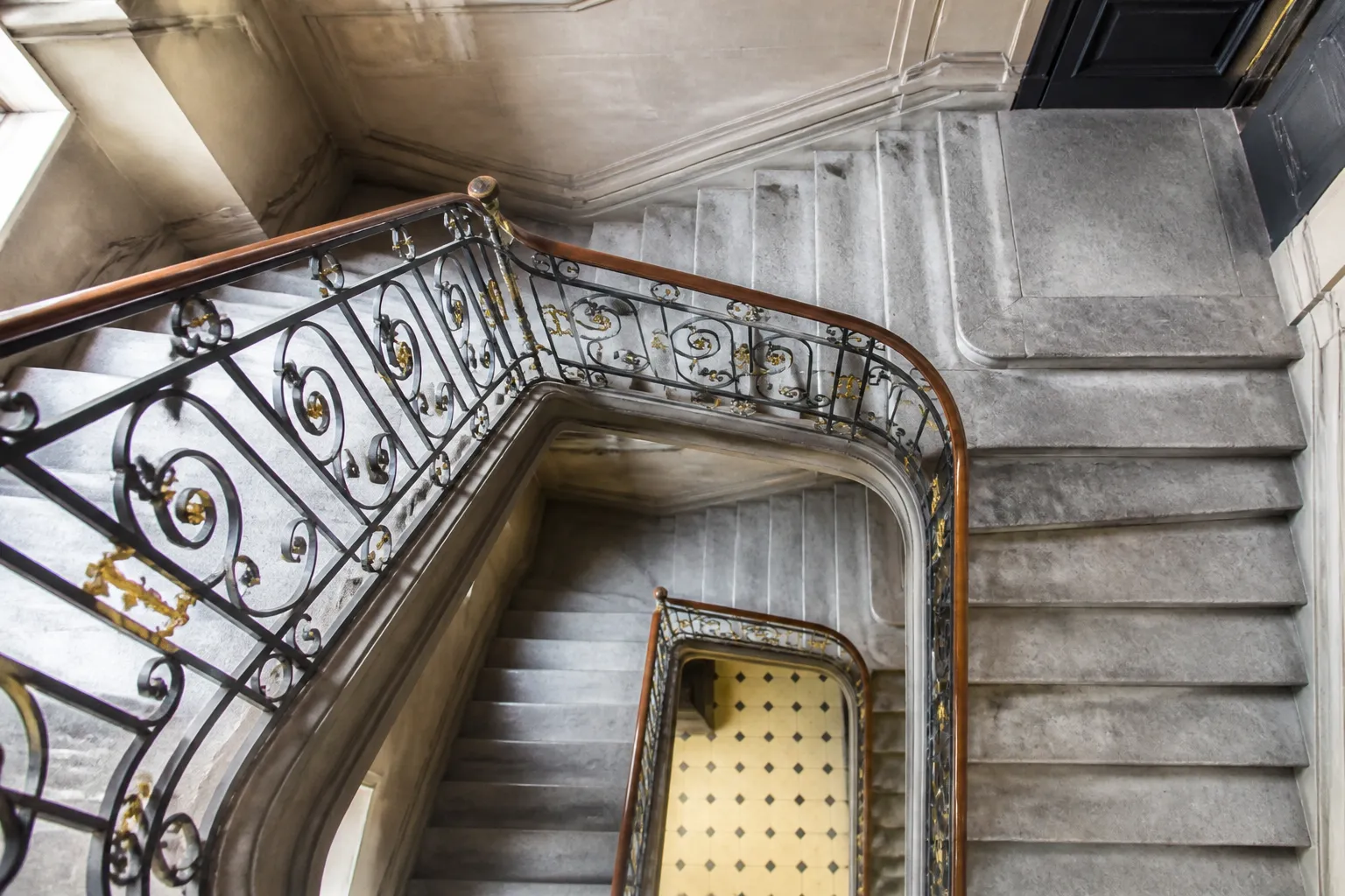 Cage d escalier ancienne en pierre et fer forge d un immeuble lyonnais