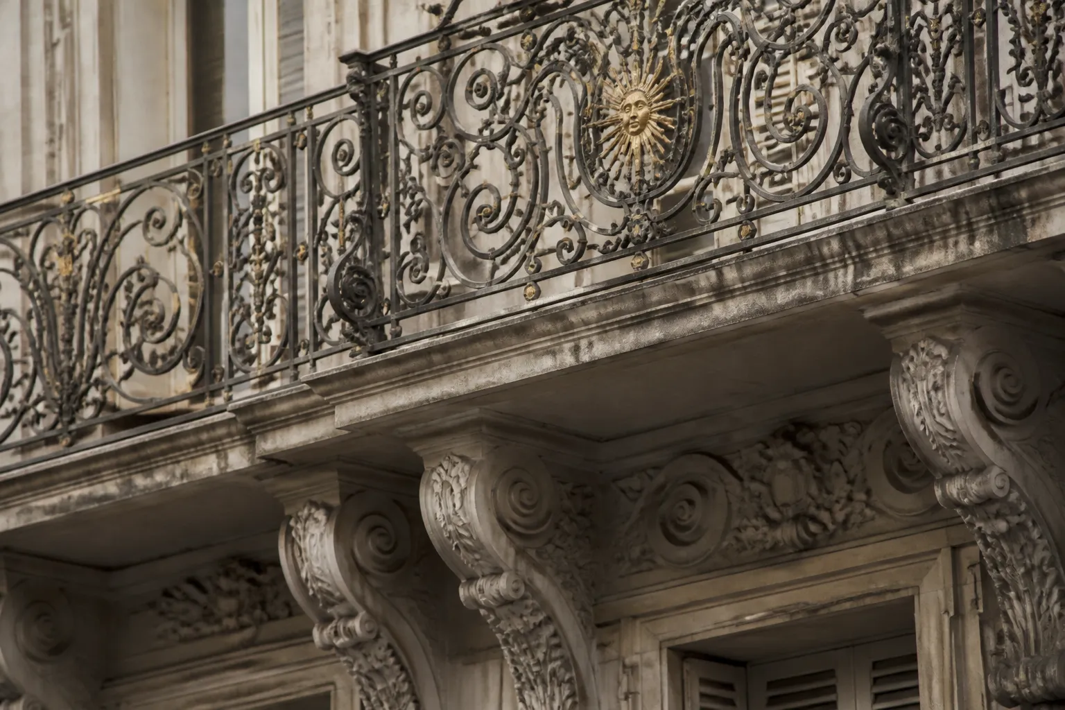Balcon ancien en fer forge et corniche d immeuble lyonnais vus de pres