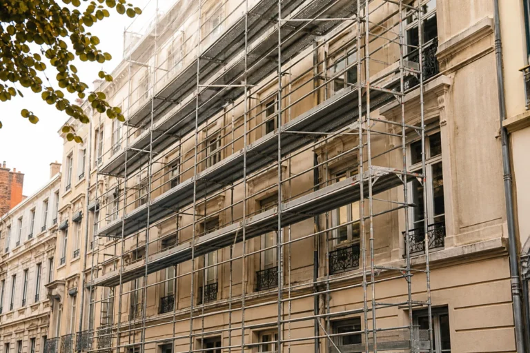 Echafaudage de ravalement sur une facade d immeuble ancien enduit dans une rue de Lyon