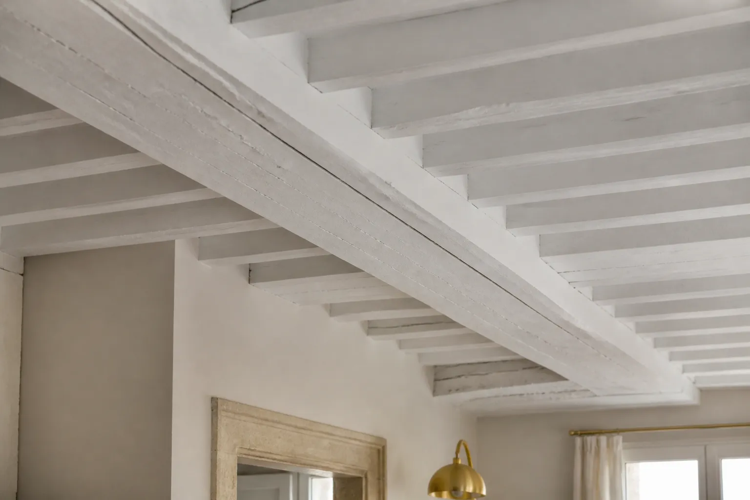 Plafond a poutres apparentes d un appartement ancien lyonnais avec une fine fissure le long d une solive