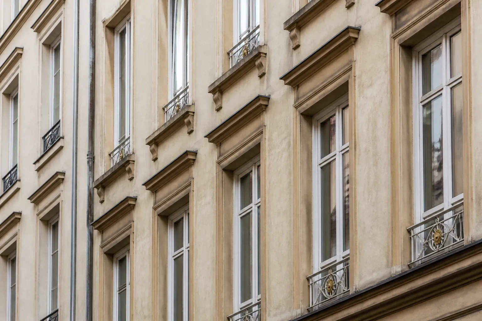Facade d immeuble de canuts a la Croix-Rousse a Lyon avec hautes fenetres alignees