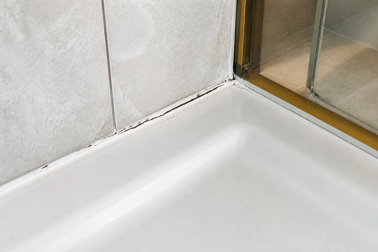 Joint silicone defectueux autour d un receveur de douche neuf