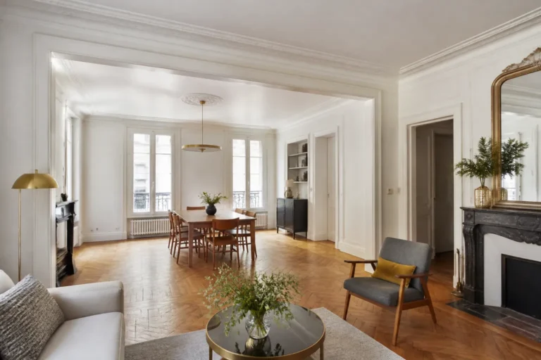 Grande piece ouverte dans un appartement ancien lyonnais apres suppression d une cloison