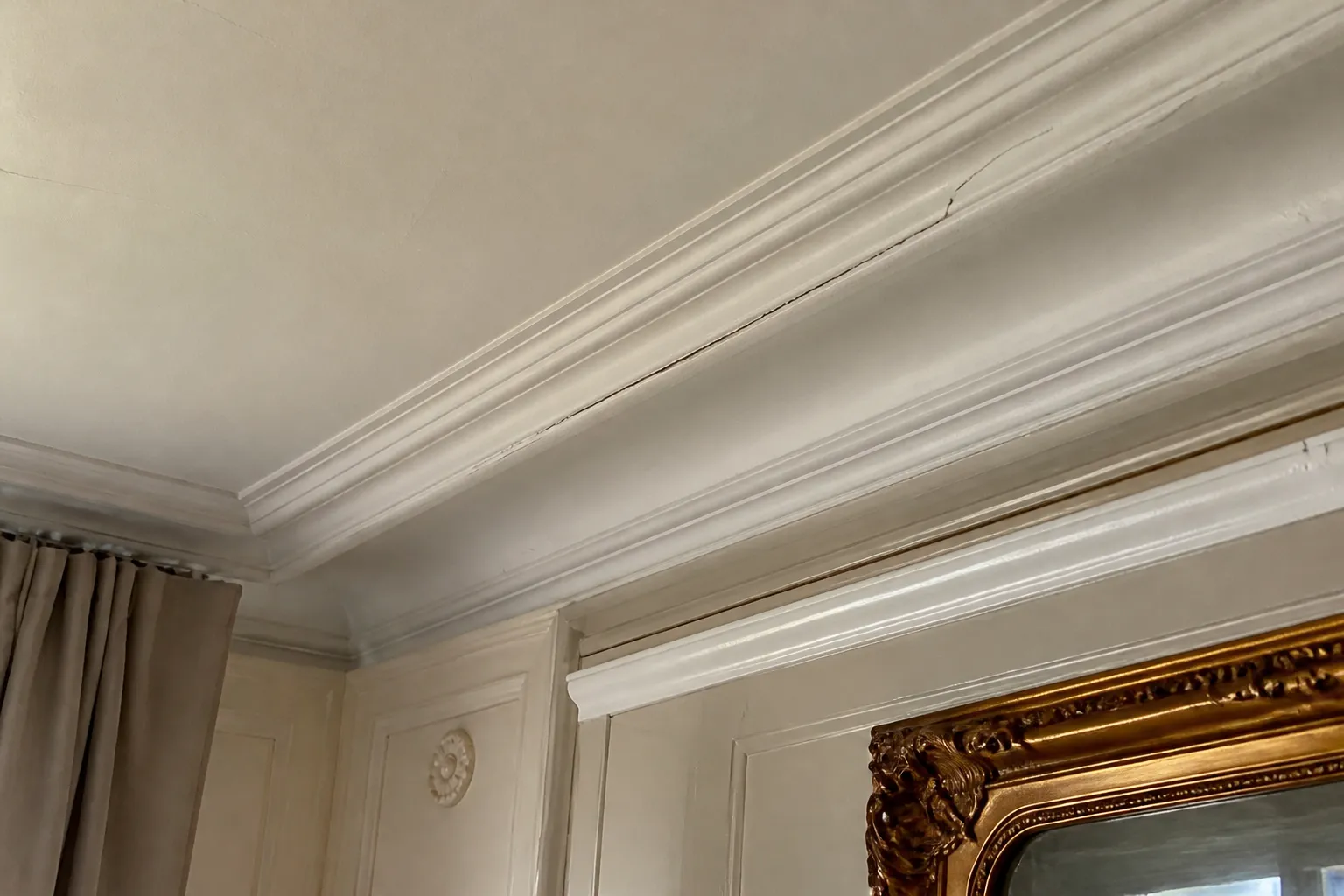 Fissure sur une moulure de plafond dans un appartement ancien lyonnais