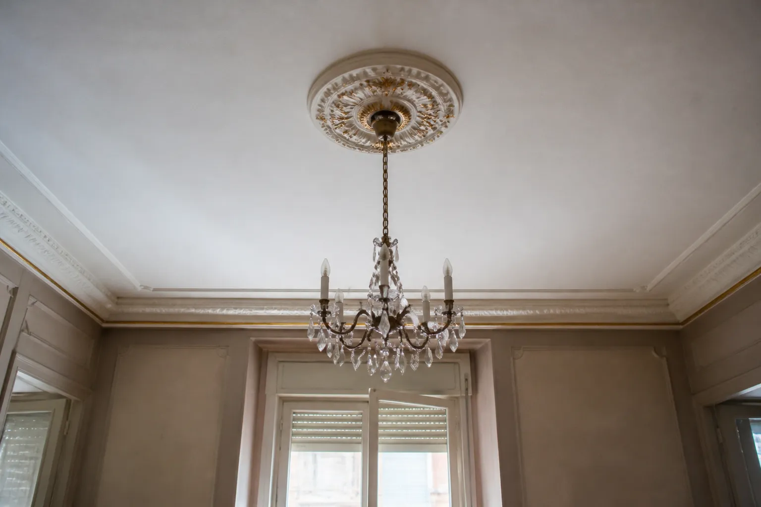 Expert visitant un appartement a Bron