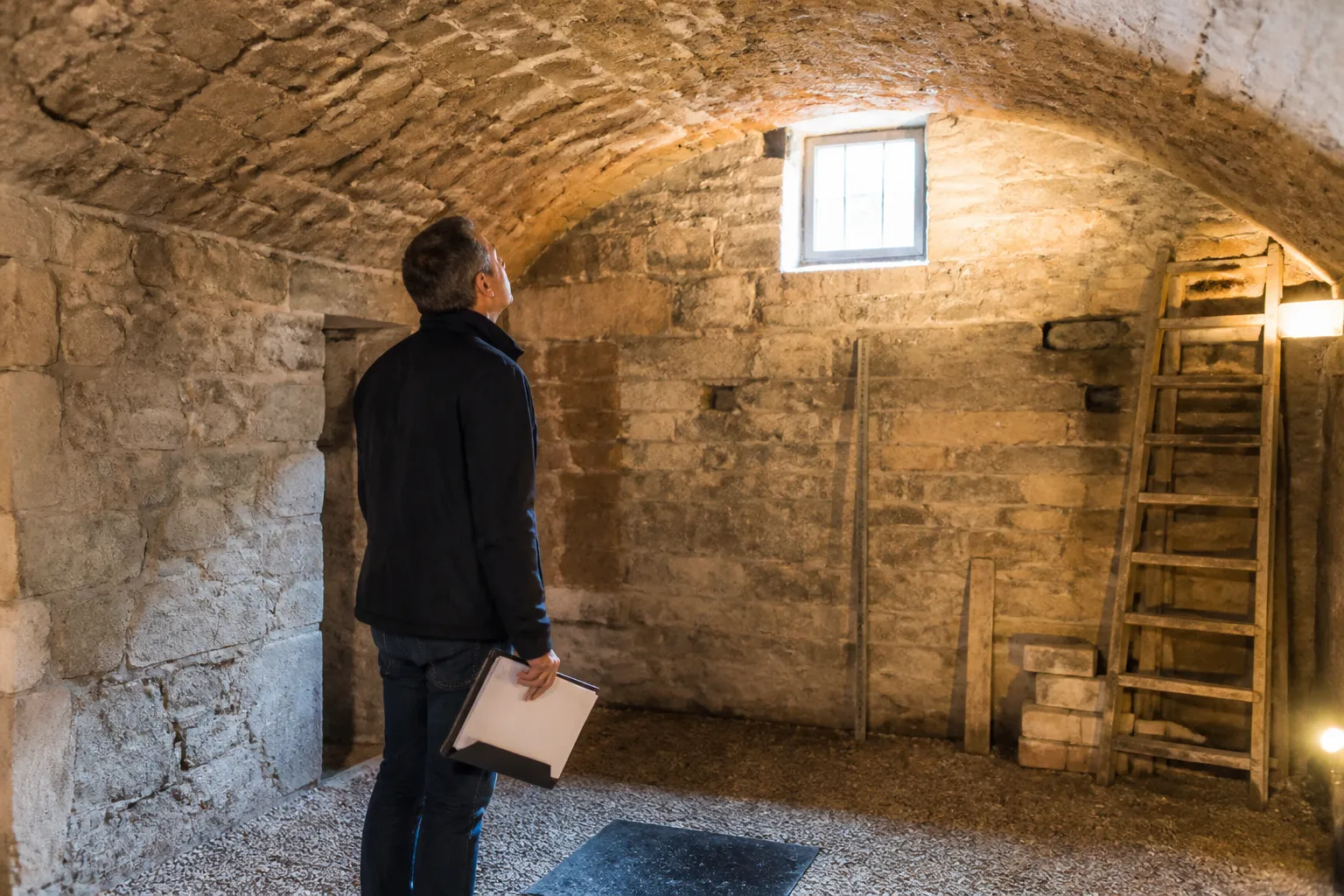 Expert visitant un appartement a Lyon 4e