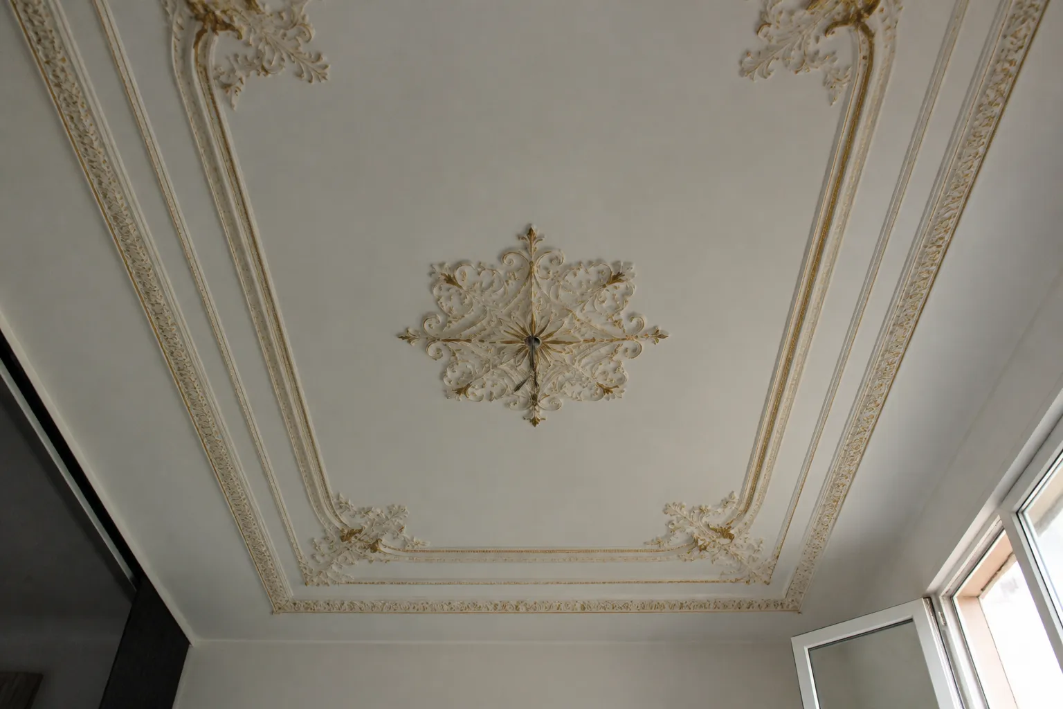 Expert visitant un appartement a Vaulx-en-Velin