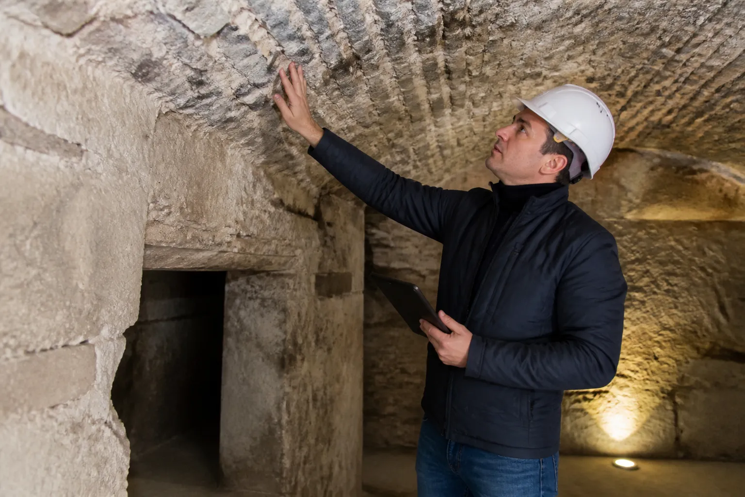 Expert visitant un appartement a Vénissieux