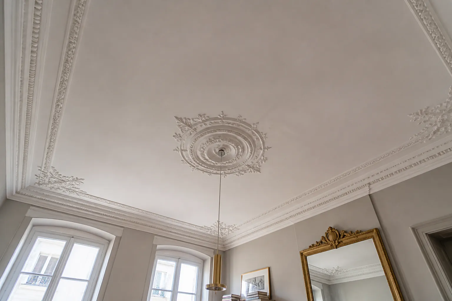 Expert visitant un appartement a Villefranche-sur-Saône