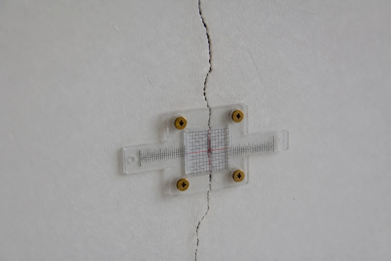 Fissure sur une moulure de plafond a Bron