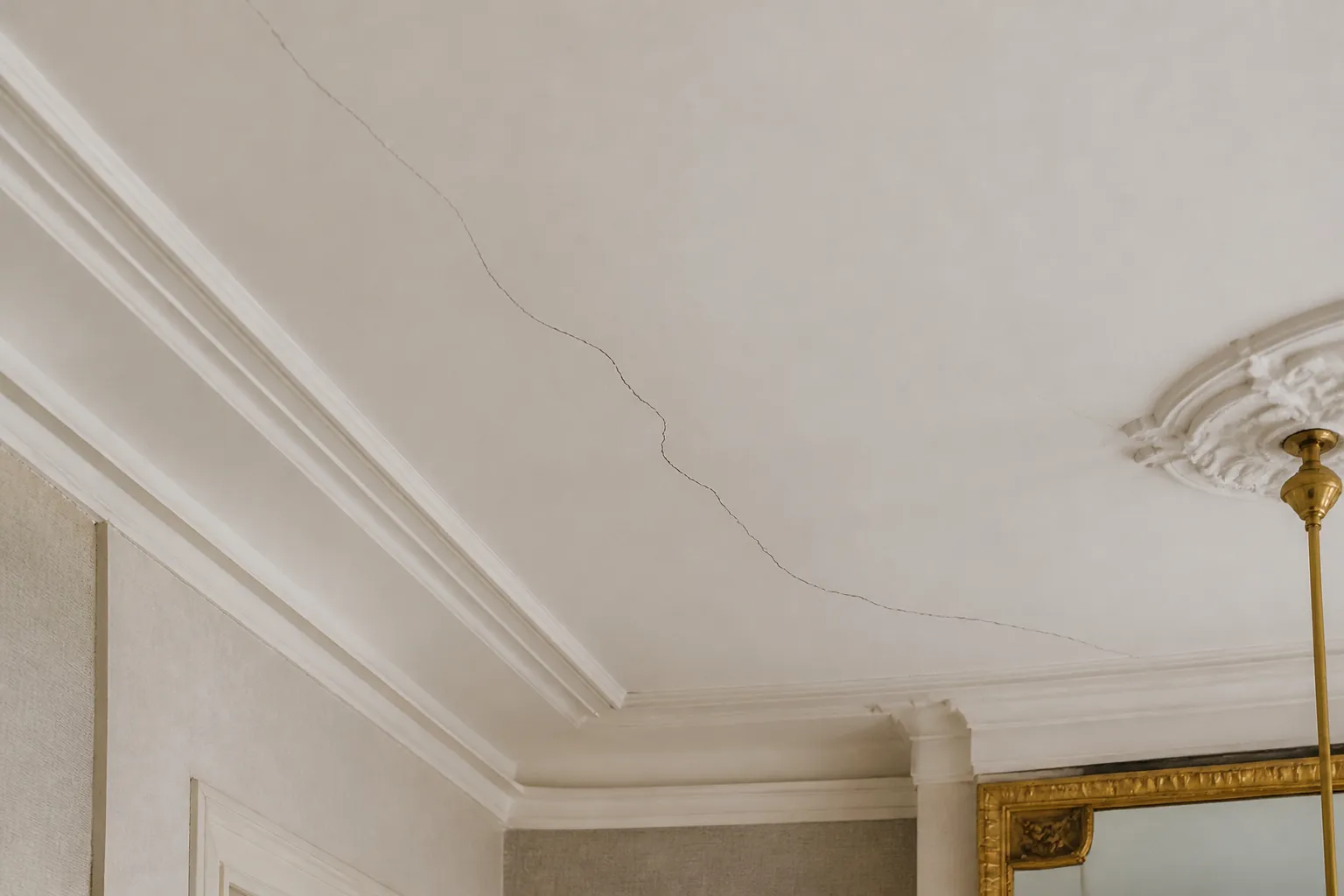Fissure sur une moulure de plafond a Décines-Charpieu