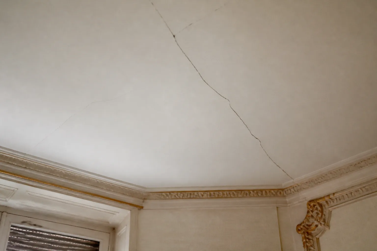 Fissure sur une moulure de plafond a Lyon 2e