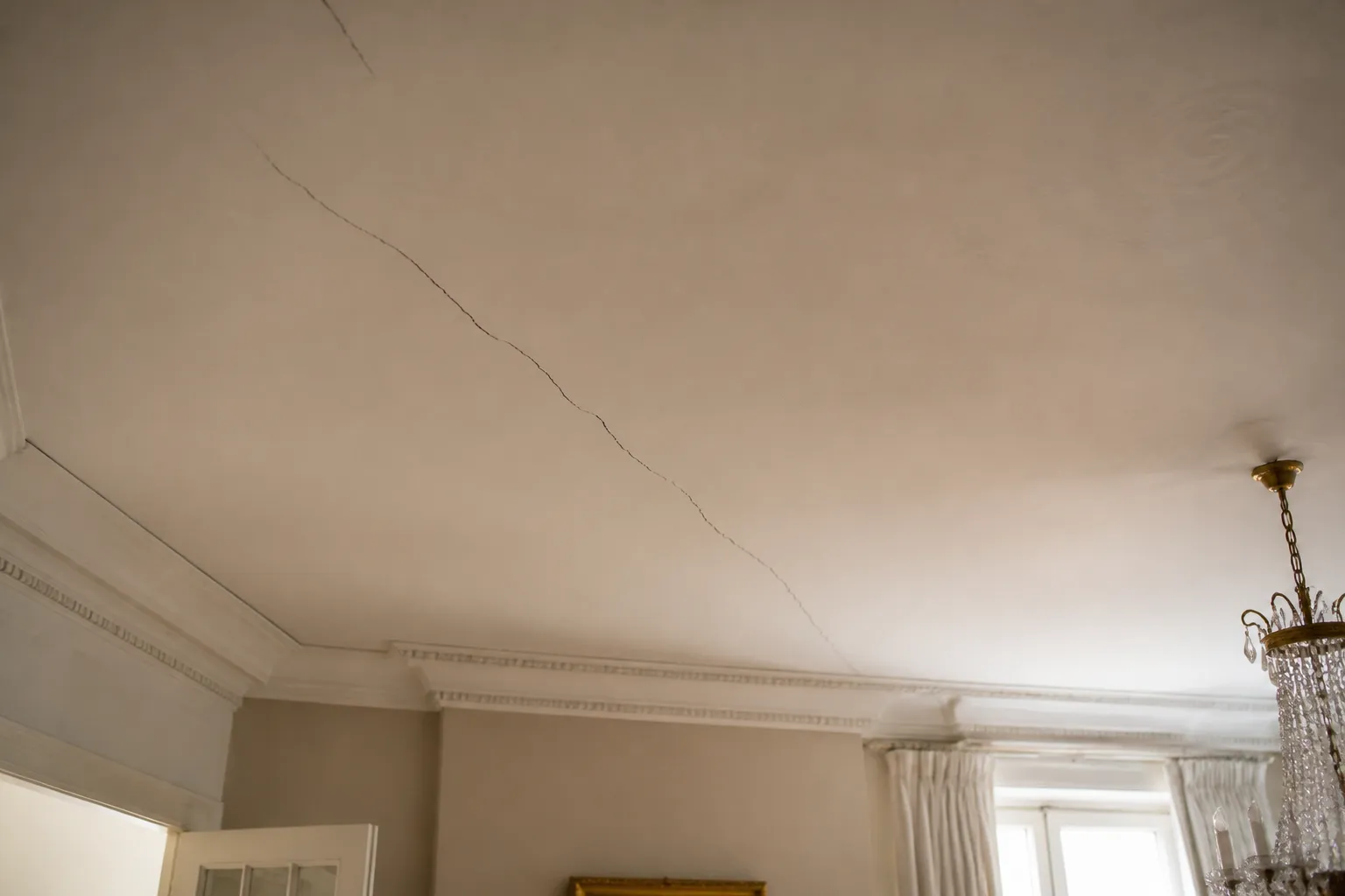 Fissure sur une moulure de plafond a Lyon 5e