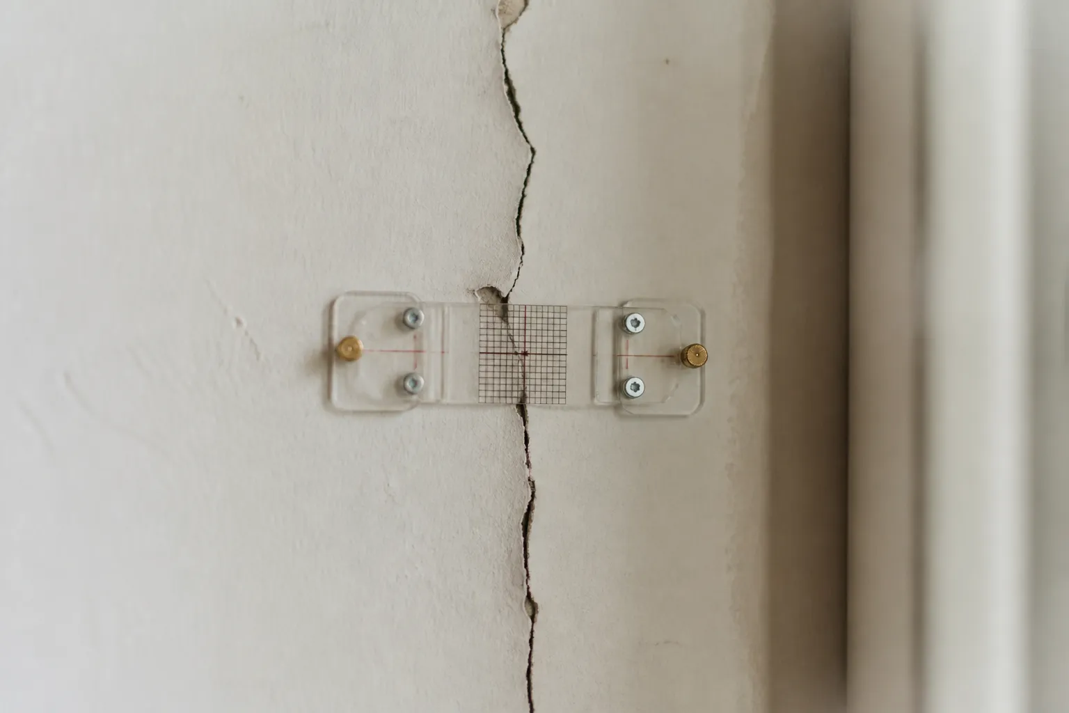 Fissure sur une moulure de plafond a Rillieux-la-Pape