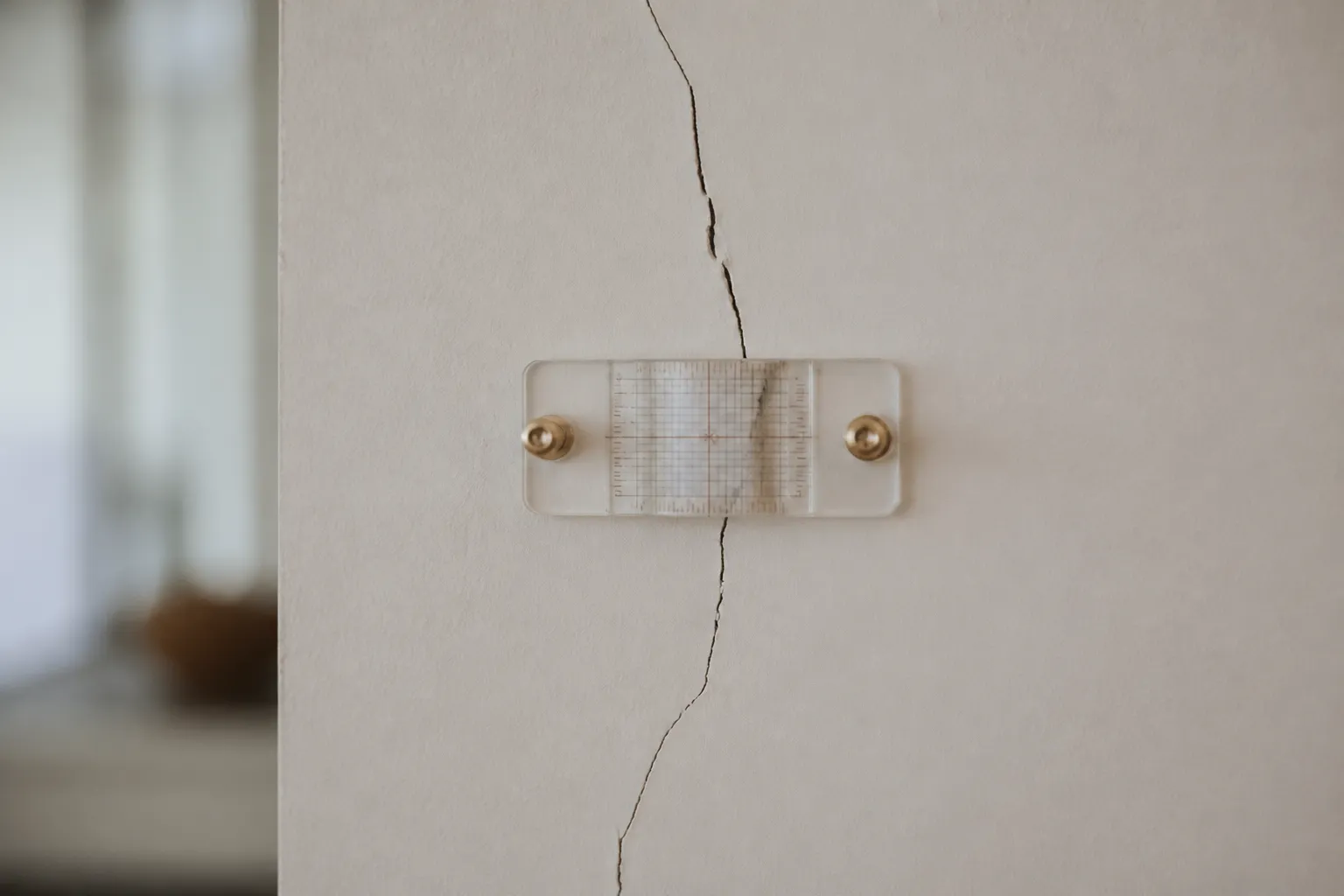 Fissure sur une moulure de plafond a Vaulx-en-Velin