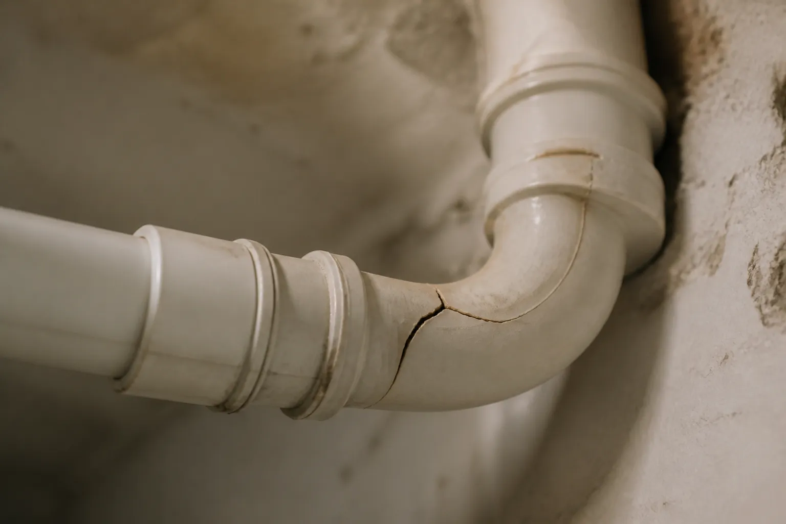 Expert inspectant un logement a la loupe a Saint-Priest