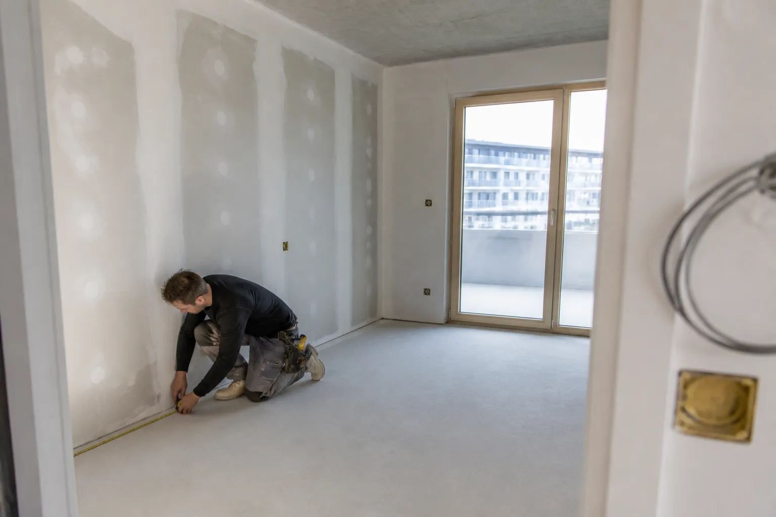 Cloisons en plaques de platre dans un appartement neuf a Vénissieux