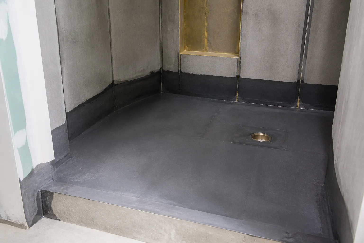 Membrane d etancheite appliquee au sol d une douche avant carrelage