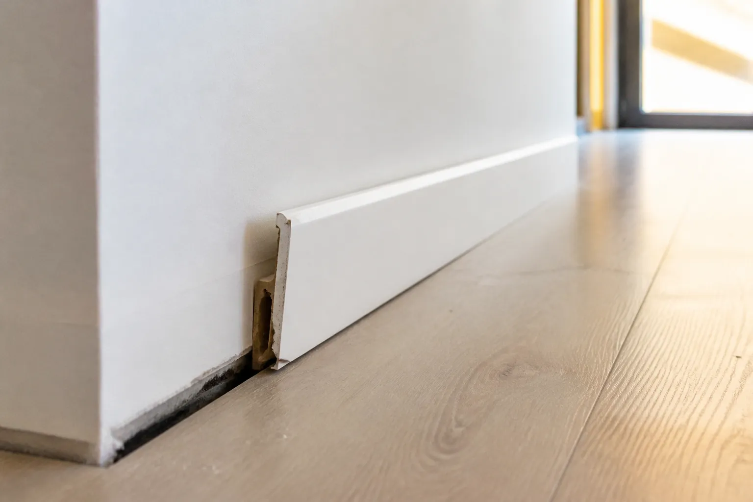 Plinthe decollee au bas d un mur dans un appartement neuf