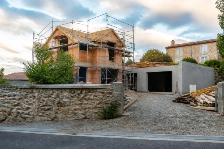 Chantier de maison individuelle vu depuis la rue dans le Beaujolais