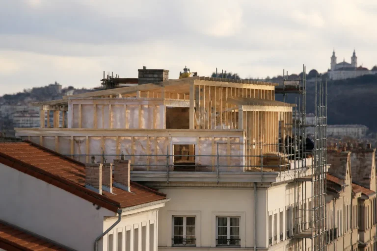 Surelevation a ossature bois sur le toit d un immeuble ancien lyonnais