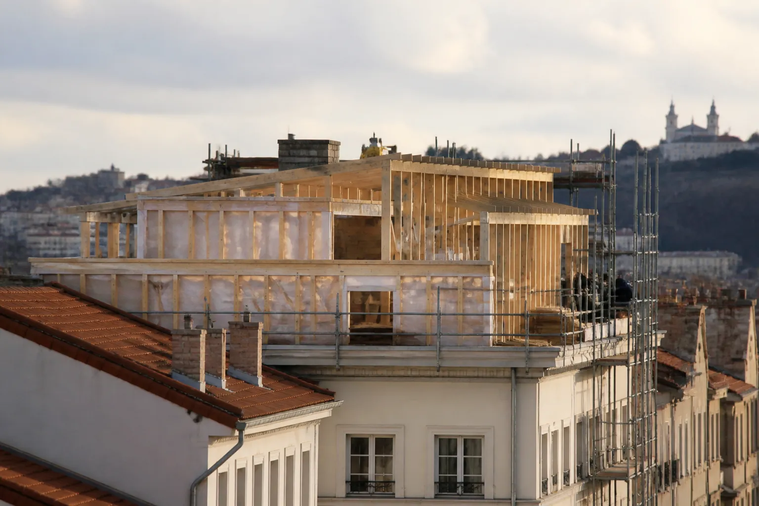 Surelevation a ossature bois sur le toit d un immeuble ancien lyonnais
