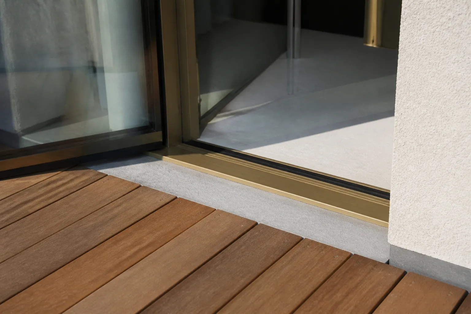 Seuil de porte fenetre donnant sur une terrasse neuve