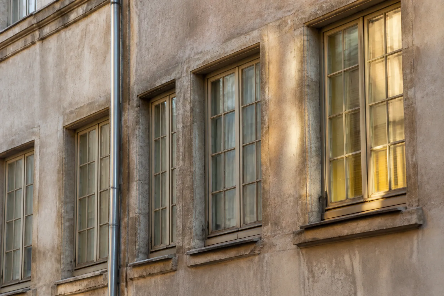 Fenetres anciennes a petits bois sur une facade d immeuble des pentes de la Croix Rousse