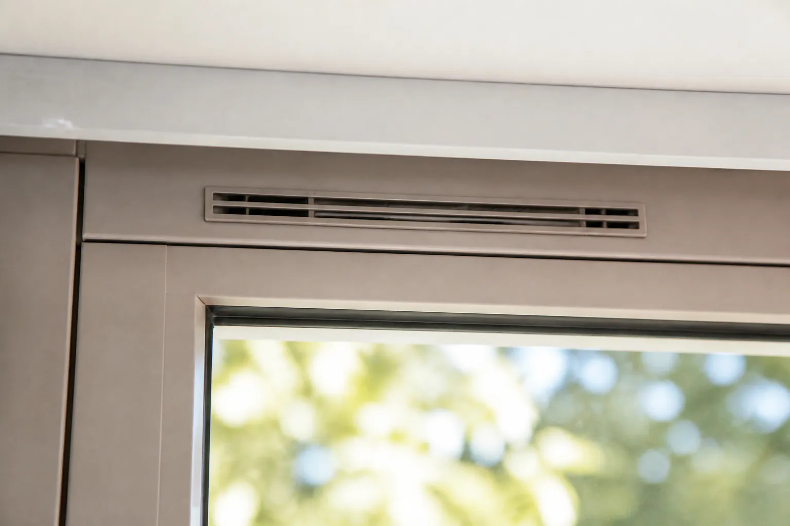 Grille d entree d air sur une menuiserie recente