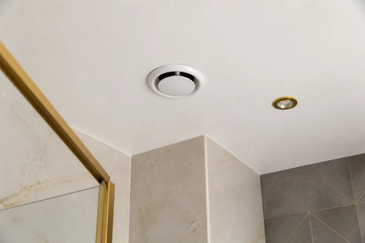 Bouche d extraction de ventilation au plafond d une salle de bains