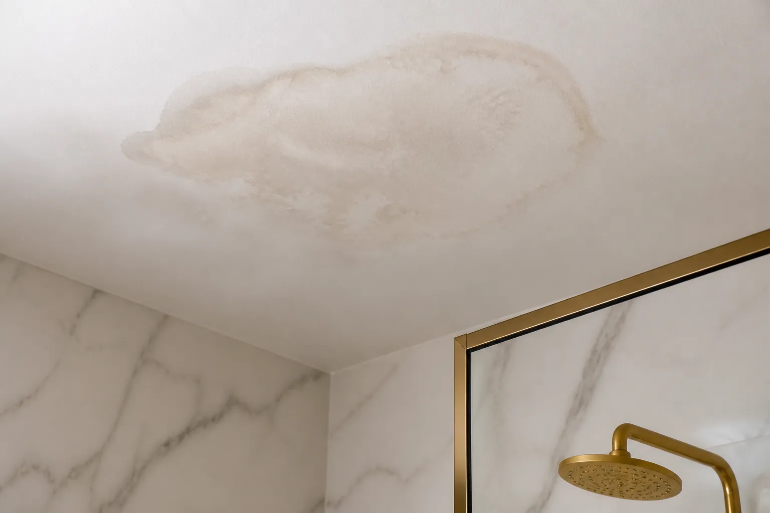 Aureole d humidite au plafond d une salle de bains