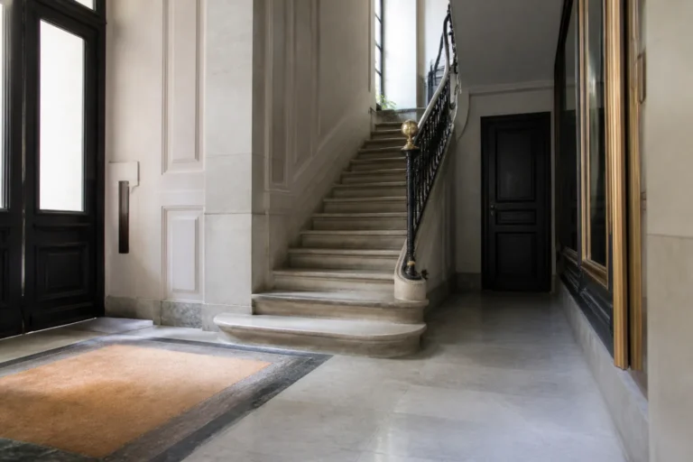 Hall d entree d un immeuble ancien lyonnais avec escalier en pierre
