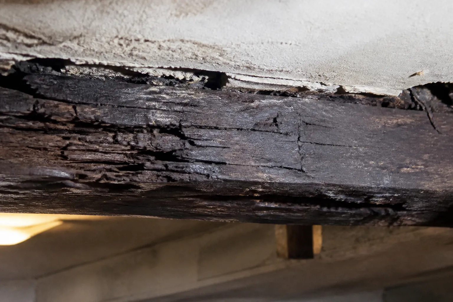 Solive en bois noircie et friable degradee par l humidite